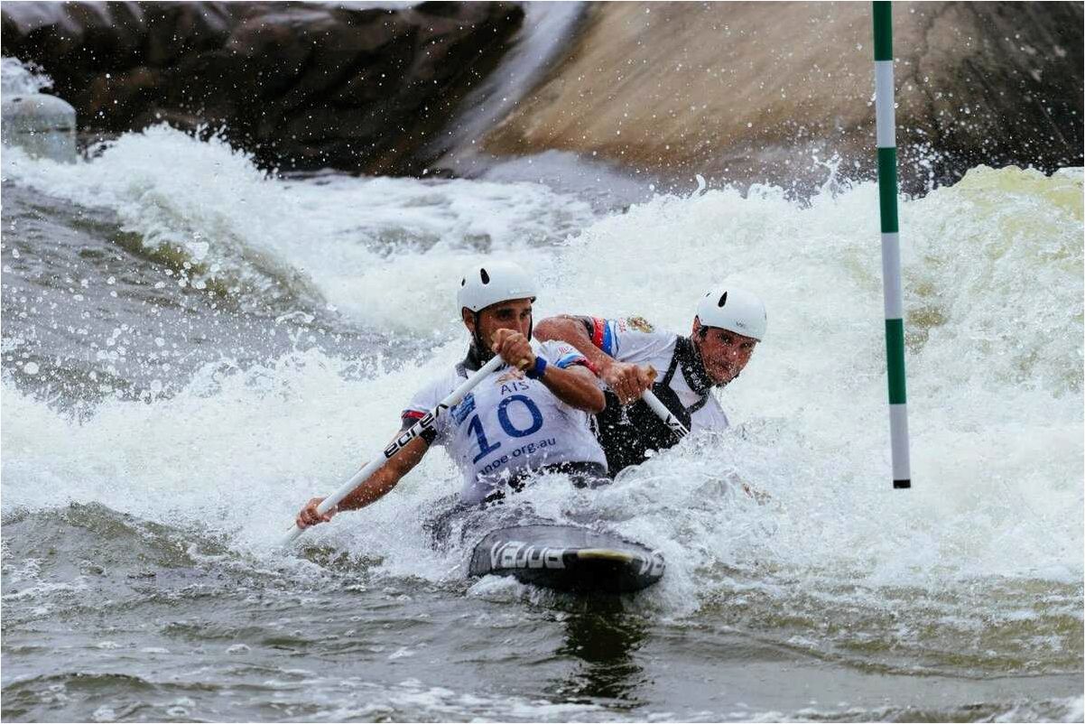 Водный слалом гонки по бурной воде и преодоление ворот