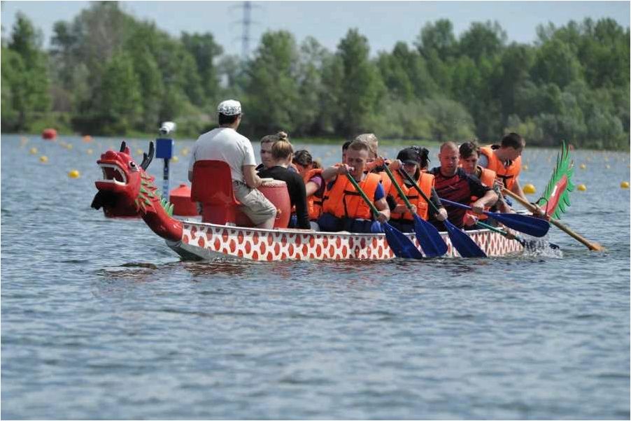 Групповые гонки на лодках-драконах как идеальный водный спорт для команды до 20 человек