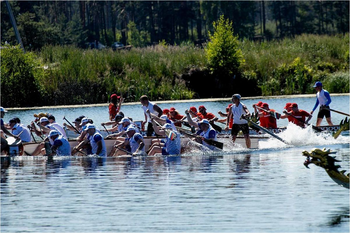 Групповые гонки на лодках-драконах как идеальный водный спорт для команды до 20 человек