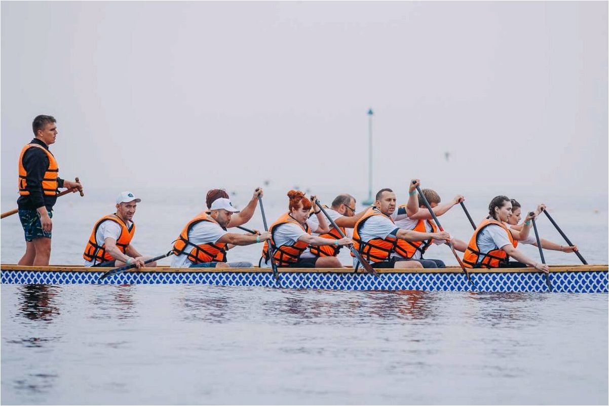 Групповые гонки на лодках-драконах как идеальный водный спорт для команды до 20 человек