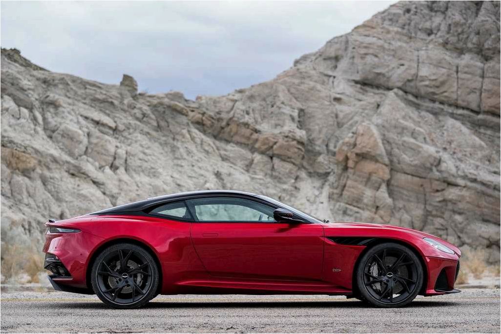 Элегантность и мощь Aston Martin DBS Superleggera